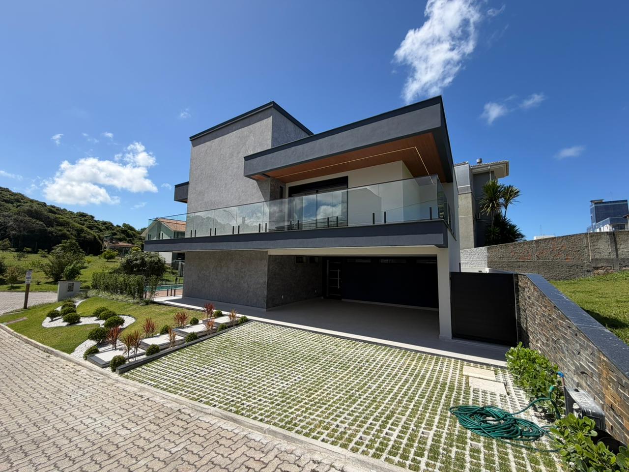 Casa há 100 metros do mar de Ingleses com alto padrão construtivo